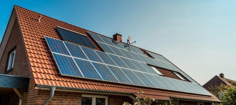 Should You Get a Battery Backup With Solar Panels